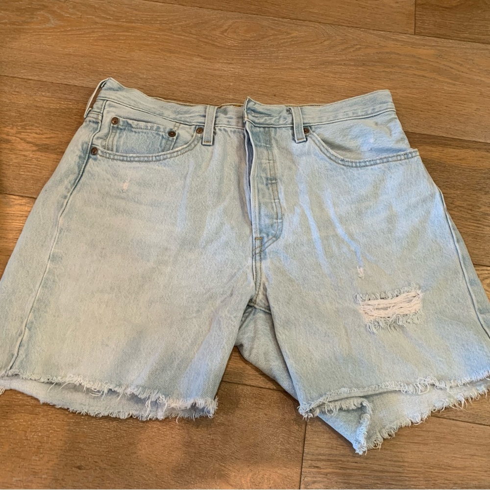 SOLD Mid thigh levi’s 501 shorts
